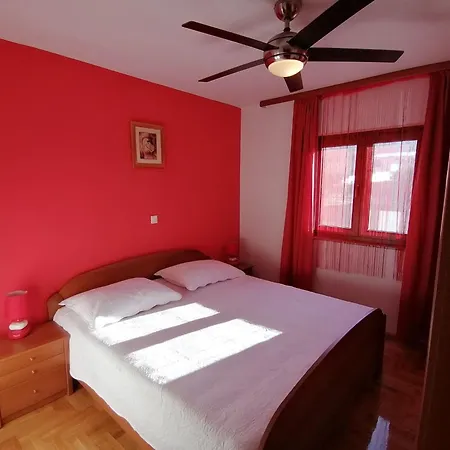 Roncevic Mit Kamin- In Rovanjska By Interhome