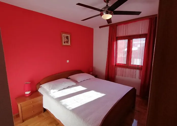 Roncevic Mit Kamin- In Rovanjska By Interhome