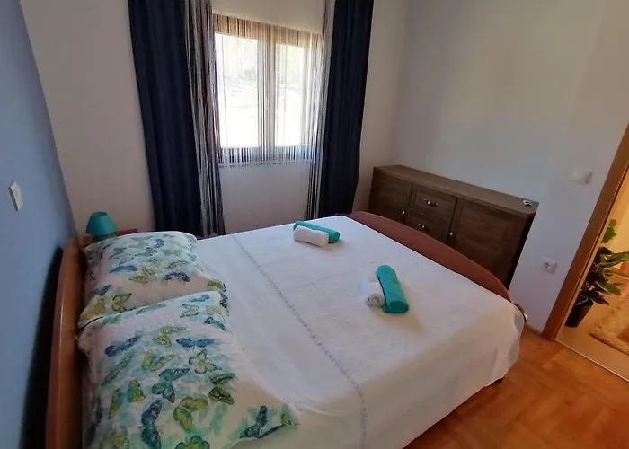 아파트 Roncevic Mit Kamin- In By Interhome